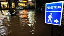 Seorang pengendara motor menerobos banjir yang menggenangi kawasan Kemang, Jakarta, Minggu (25/9). Hujan deras yang mengguyur sebagian besar kawasan di Jakarta, Minggu malam, membuat wilayah Kemang terendam banjir lagi. (Liputan6.com/Helmi Afandi)