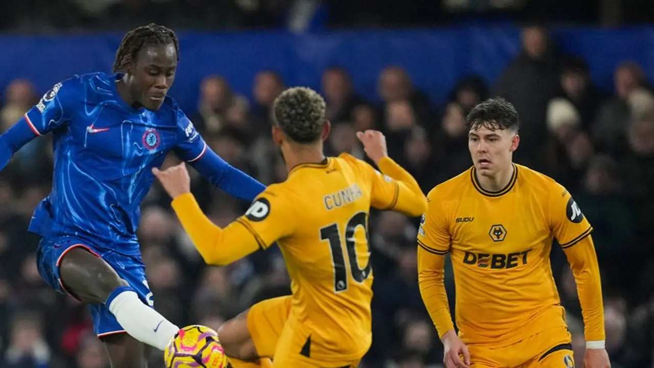 Aksi Trevoh Chalobah dalam laga Premier League antara Chelsea vs Wolverhampton, Selasa (21/1/2025). (c) AP Photo/Kin Cheung