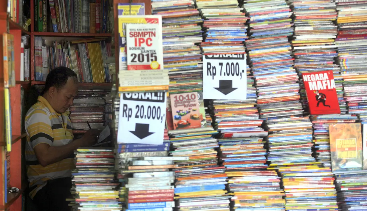 Beragam jenis buku dijajakan di Taman Pintar Yogyakarta, Selasa (3/11/2015). Selain banyak pilihan, toko buku di Taman Pintar terkenal dengan harga yang murah. (Boy Harjanto)