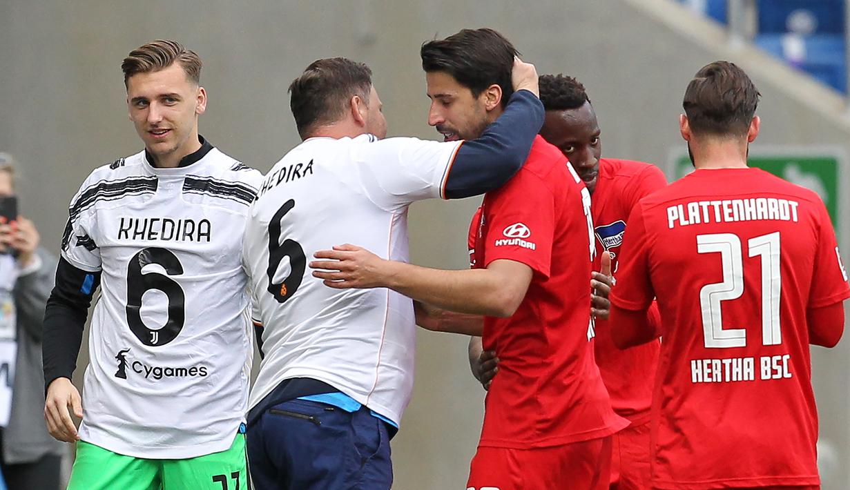 Sami Khedira. Gelandang Jerman ini pensiun di Hertha Berlin di usia 34 tahun pada 1 Juli 2021. Total tampil dalam 559 laga bersama klub maupun timnas, dengan torehan 57 gol dan 59 assist. Ia pernah mencapai nilai jual tertinggi sebesar 35 juta euro bersama Real Madrid. (AFP/Daniel Roland)