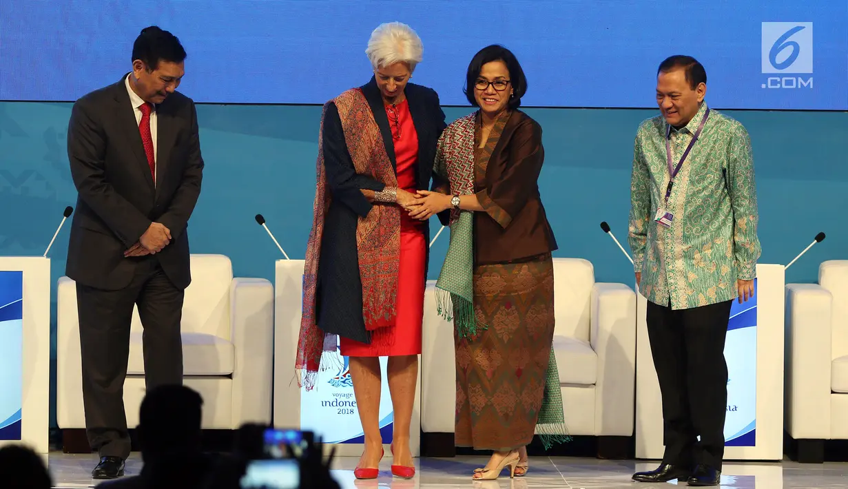 Direktur Pelaksana IMF Christine Lagarde (kedua kiri) bersalaman dengan Menkeu Sri Mulyani (kedua kanan) saat pembukaan High - Level International Conference di Jakarta, Selasa (27/2). (Liputan6.com/JohanTallo)