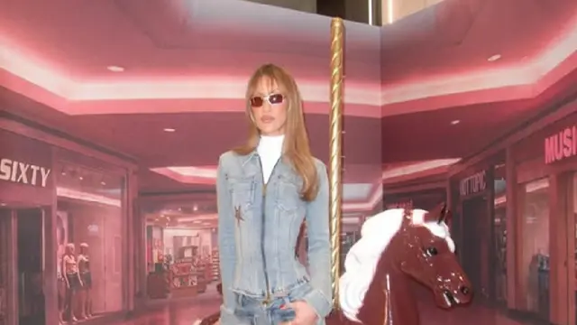 Bella Hadid Bergaya Y2K dengan Denim dan Poni Depan, Kembali Sibuk Usai Pulih dari Lyme Disease