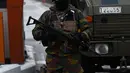 Tentara Belgia melakukan penjagaan di dekat bandara Zaventem, Brussels, Belgia, (23/3). Pihak keamanan Belgia saat ini sedang memburu seorang pria yang diduga pelaku serangan teror.  (JOHN THYS / AFP)
