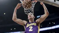 Guard Los Angeles Lakers Lonzo Ball melakukan slam dunk pada laga NBA melawan Portland Trail Blazers di Staples Center, Sabtu (23/12/2017) atau Minggu (24/12/2017) WIB. (AP Photo/Chris Carlson)