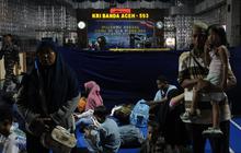 FOTO: Potret Ribuan Pemudik Pulang Kampung Naik Kapal Perang KRI Banda Aceh