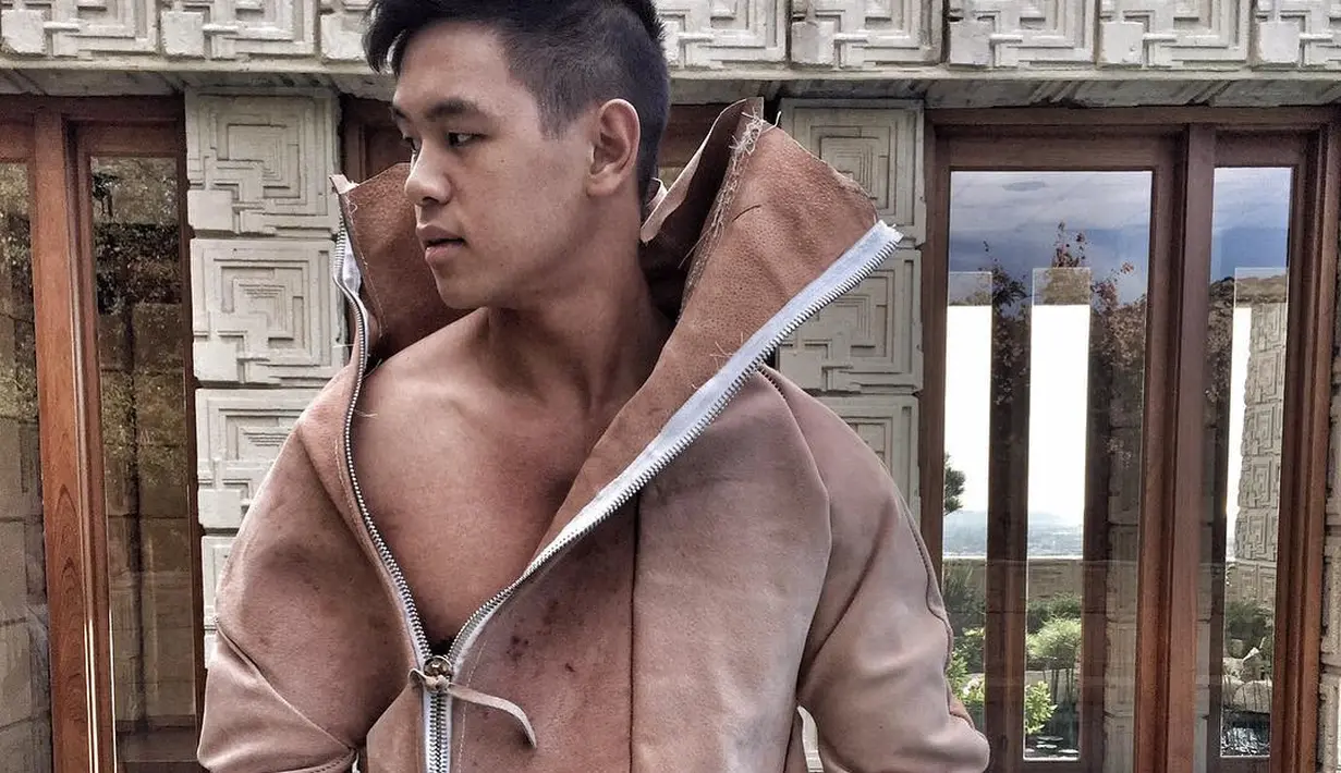 Jaket dari material raw pig skin (Foto: Instagram @byarnoldputra)