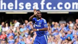Striker Chelsea Didier Drogba seusai mengambil eksekusi penalti yang membuat timnya unggul 2-0 atas Stoke City dalam lanjutan Liga Premier di Stamford Bridge, 28 Agustus 2010. AFP PHOTO/LEON NEAL