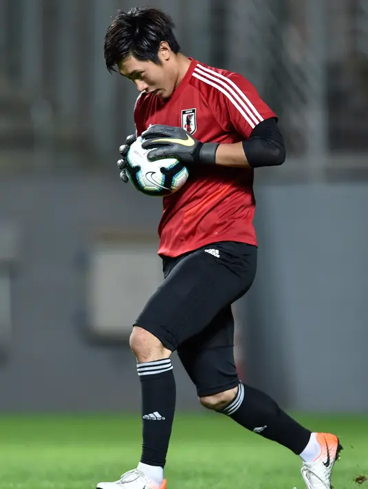 Kiper Jepang, Keysuke Osako menangkap bola saat mengikuti sesi latihan di Belo Horizonte, Brasil (23/6/2019). Jepang masih memiliki asa lolos ke 8 besar Copa America setelah bermain imbang 2-2 atas  Uruguay. (AFP Photo/Douglas Magno)