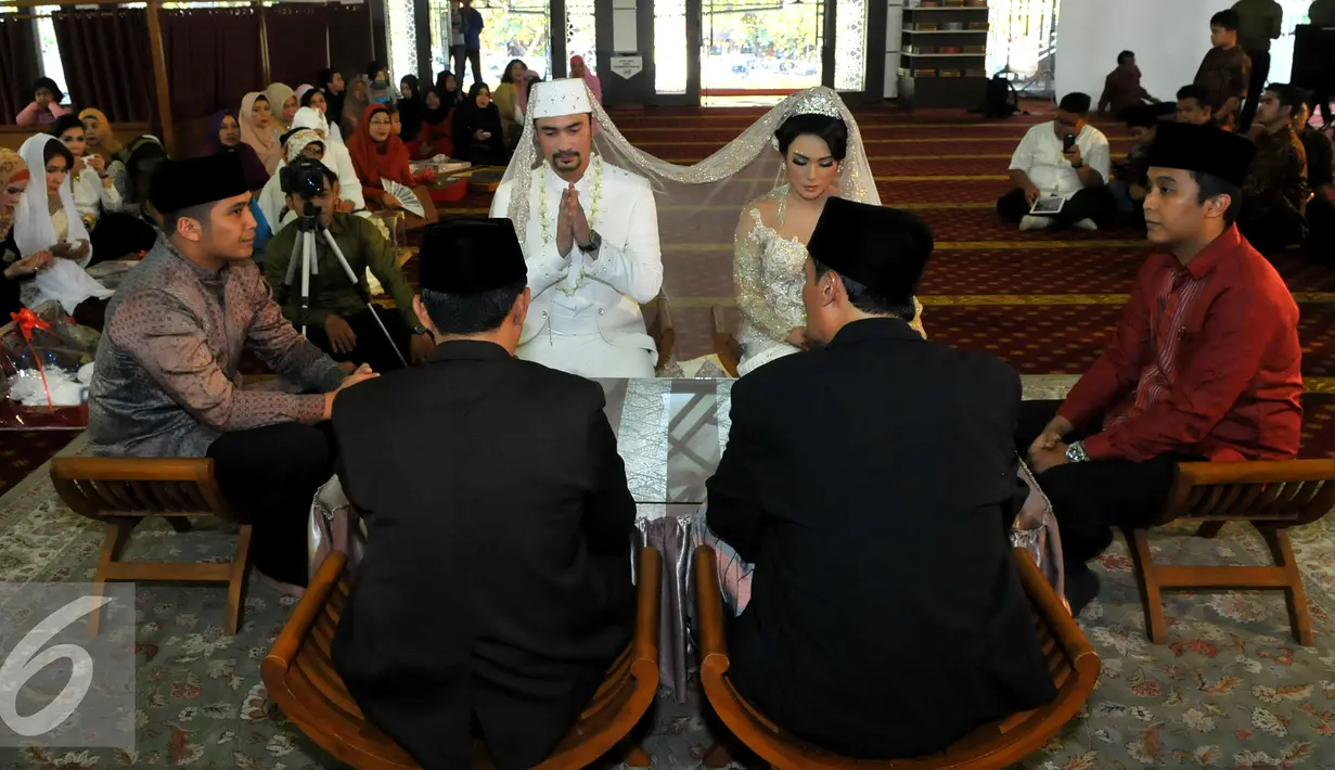 Reza Pahlevi dan Ika Nico saat berada di depan penghulu untuk dinikahkan, Masjid Al Ittihad, Jakarta, Jumat (28/8/2015). Reza menikahi Ika dengan mas kawin tiga buah cincin berlian dan seperangkat alat salat (Liputan6.com/Faisal R Syam)