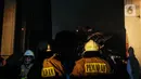 Petugas Penanggulangan Kebakaran dan Penyelamatan (Gulkarmat) DKI Jakarta berupaya memadamkan api yang membakar gedung Museum Nasional di Jalan Medan Merdeka Barat, Jakarta, Sabtu (16/9/2023). (Liputan6.com/Faizal Fanani)