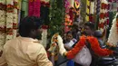 Orang-orang berbelanja bunga buatan untuk menghias rumah dan toko mereka menjelang festival Diwali di Hyderabad, India, Kamis, 20 Oktober 2022. Diwali, Festival Cahaya akan dirayakan pada 24 Oktober. (AP Photo/Mahesh Kumar A )
