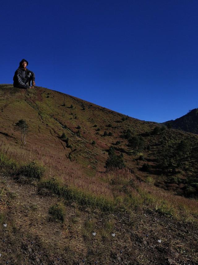 Pria Ini Minta Fotonya Diedit Lebih Bagus, 6 Hasilnya Bikin Senyum Sendiri