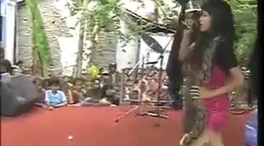 Begini gaya pedangdut Irma Bule tatkala menghibur penonton lewat keberaniannya bergoyang bersama ular.