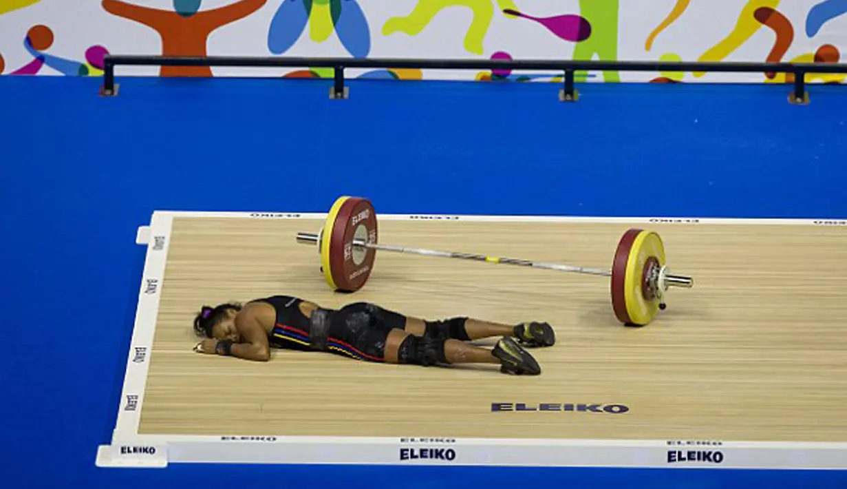 Atlet angkat besi putri Venezuela, Rodriguez Gomez langsung ambruk saat mengangkat besi seberat 53 kg ketika bertanding di Pan Am Games, Ontario, Kanada, 12 Juli 2015. (Dailymail) 
