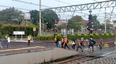 Sejumlah calon penumpang berjalan menuju KRL Commuter Line di Stasiun Bogor, Jawa Barat, Senin (24/10/2022). Pemerintah Kota (Pemkot) Bogor berencana membongkar Jembatan Penyeberangan Orang atau JPO Paledang di Jalan Kapten Muslihat, Kecamatan Bogor Tengah, seiring pembangunan Skybridge Stasiun Bogor-Paledang. (Liputan6.com/Magang/Aida Nuralifa)