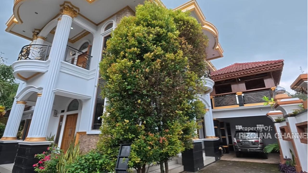 Hanya Bisnis Jual Beli Kambing, Wanita Cantik Ini Miliki Rumah Mewah di Pelosok desa Bak Istana di Dalamnya ada Foto Soekarno