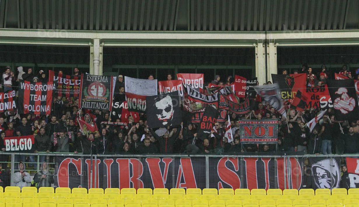 Suporter AC Milan memberikan dukungan saat laga tandang melawan Austria Wien pada laga Liga Europa di Stadion Stadion Ernst Happel, Wien, Kamis (14/9/2017). Wien kalah 1-5 dari Milan. (Bola.com/Reza Khomaini)