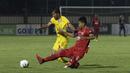 Gelandang Bhayangkara FC, Adam Alis, berebut bola dengan bek Semen Padang, Dedy Gusmawan, pada laga Shopee Liga 1 di Stadion PTIK, Jakarta, Sabtu (2/11). Bhayangkara bermain imbang 2-2 atas Semen Padang. (Bola.com/Yoppy Renato)