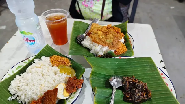 Warung Bu Warni Surabaya (Nasi Petis – Spesialis Cumi Hitam)