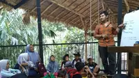 Kelas bahasa Inggris oleh Bank Sampah Bersinar. (Dok. Instagram @banksampahbersinar.id//https://www.instagram.com/p/B5wIq1RB751//Tri Ayu Lutfiani)