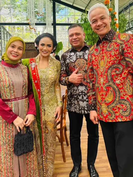Pasangan politisi Ganjar dan Siti Atiqoh turut hadir mengenakan busana sentuhan etnik. Ganjar dengan kemeja batik, sementara Atiqoh mengenakan dress colorful. [@krisdayantilemos].