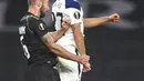 Pemain LASK Marvin Potzmann (kiri) berebut bola dengan pemain Tottenham Hotspur Lucas Moura pada pertandingan Grup J Liga Europa di London, Inggris, Kamis (22/10/2020). Tottenham Hotspur menang 3-0. (Adam Davy/Pool via AP)