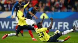 Pemain Prancis, Thomas Lemar (tengah) menendang bola dalam pertandingan persahabatan antara Prancis dan Kolombia di Saint-Denis, luar Paris, Prancis, Jumat (23/3). Kolombia menang 2-3. (AP Photo/Francois Mori)