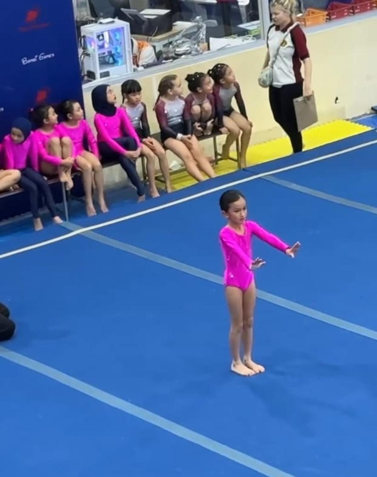 7 Potret Salma Jihane Anak Rio Dewanto dan Atiqah Hasiholan Ikut Kejuaraan Gymnastic di Bangkok, Berhasil Bawa Pulang 4 Medali Emas