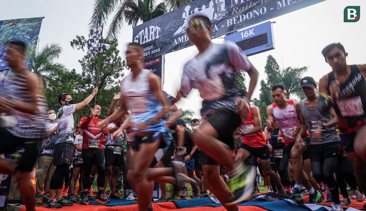 Sebanyak 93 peserta kelas Master mengawali lomba dari Stasiun Ambarawa. Kemenparekraf (Kementerian Pariwisata dan Ekonomi Kreatif), Sandiaga Uno (kiri) dan Walikota Bogor, Bima Arya ditunjuk menjadi pengibar bendera dan selanjutnya ikut berlari di rombongan ketiga. (Bola.com/Bagaskara Lazuardi)
