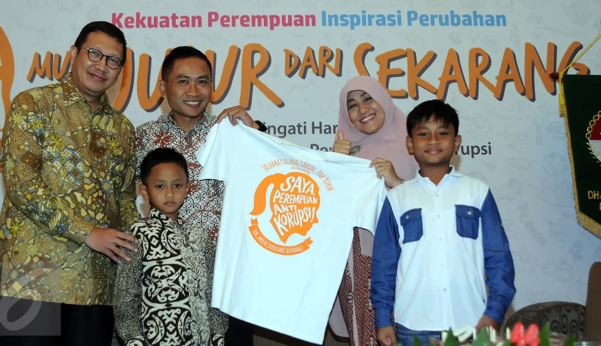 Bupati Batang, Yoyok Riyo Sudibyo bersama keluarga berfoto bersama dengan Menteri Agama Lukman Hakim Saifuddin usai berbicara pada seminar Kekuatan Perempuan Inspirasi Perubahan di Jakarta, Sabtu (23/4/2016). (Liputan6.com/Helmi Fithriansyah)