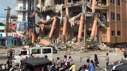 Kondisi Hotel Eva setelah gempa bumi kuat melanda kota Kidapawan di provinsi Cotabato utara, Kamis (31/10/2019). Gempa bumi kembali mengguncang Filipina selatan, kali ini bermagnitudo 6,5 dan merupakan gempa kuat ketiga dalam bulan ini yang berpotensi menimbulkan kerusakan. (AP/Williamor Magbanua)