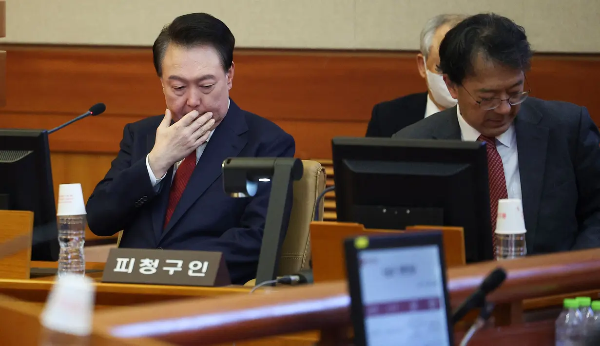Penahanan Yoon Suk Yeol memicu kerusuhan di Pengadilan Distrik Seoul Barat, puluhan pendukungnya menghancurkan pintu dan jendela utama pengadilan. (Kim Hong-Ji/POOL/AFP)
