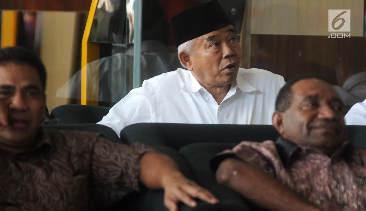 Tokoh PPP Jawa Timur Asep Saifuddin Chalim menunggu di ruang tunggu sebelum menjalani pemeriksaan di Gedung KPK, Jakarta, Senin (25/3). Kiai Asep diperiksa sebagai saksi untuk tersangka Romahurmuziy dalam kasus dugaan suap jual beli jabatan di lingkungan Kementerian Agama. (merdeka.com/Dwi Narwoko)