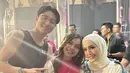 Nonton konser Ungu pada 8 Maret 2023 kemarin, kedekatan Frislly Herlind dan Adelia Pasha curi perhatian. Dalam keterangan unggahannya ini, Adelia Pasha menuliskan ucapan Kiesha saat nyanyi di atas panggung bareng sang ayah. Bintang sinetron DJS itu menuturkan jika konser kali ini berbeda karena sudah ada sosok wanita di hatinya. Meski merupakan ibu sambung, Adelia memang dekat dengan pacar Kiesha mulai dari Saskia Chadwick dan kini Frislly. (Liputan6.com/IG/@adeliapasha)