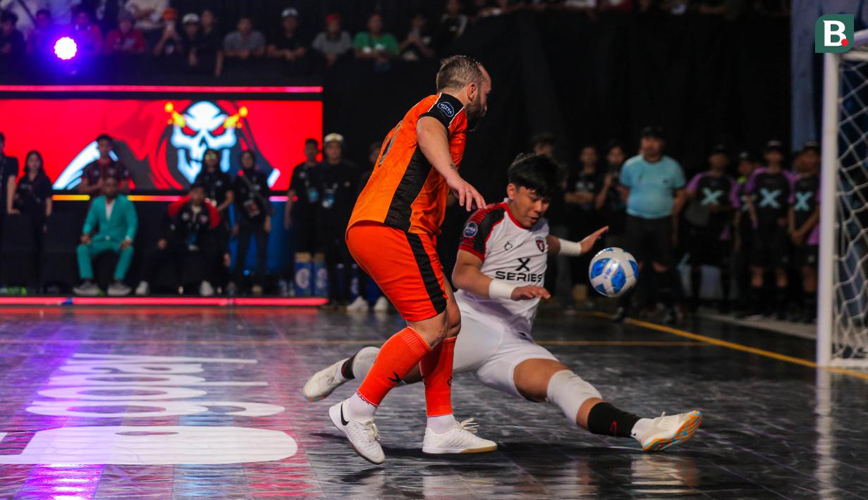 Pemain Nova Titans, Ricardinho (kiri) gagal mencetak gol ke gawang Grim Reaper yang dijaga oleh kiper Sofian pada babak adu penalti laga final Futsal X Series 2 di GOR UNJ, Rawamangun, Jakarta, Minggu (18/01/2026). (Bola.com/Bagaskara Lazuardi)