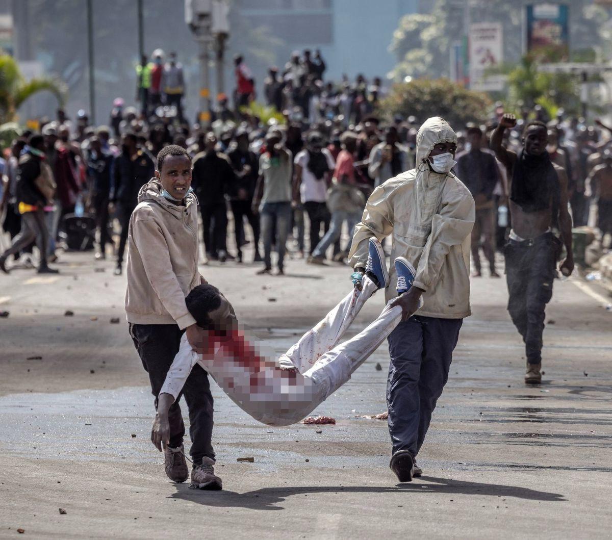 Kerusuhan pecah di Nairobi, Kenya, pada Selasa (25/6/2024). Aksi unjuk rasa yang berujung bentrokan berdarah antara pengunjuk rasa dan polisi itu dipicu oleh rencana kenaikan pajak.&nbsp;Tak hanya di ibu kota, demo juga meluas di kota-kota lainnya. Foto: 
