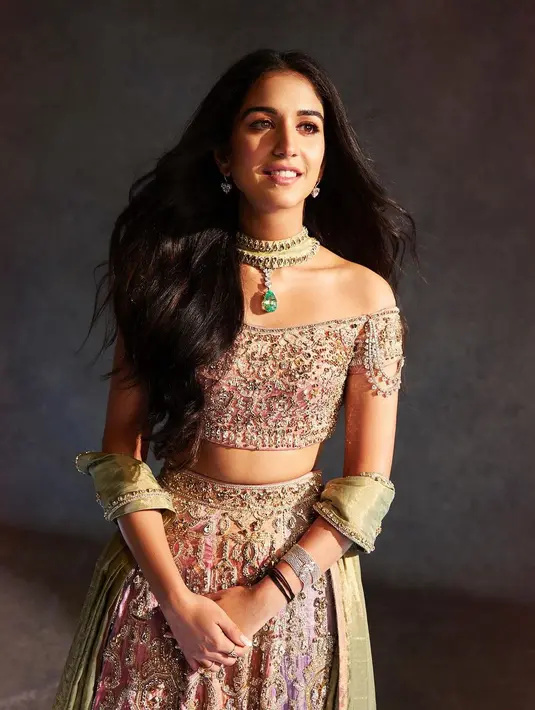 Lehenga A-line-nya memiliki gaya yang minimalis, keliman sepanjang lantai, dan hiasan kristal Swarovski. [@rheakapoor].