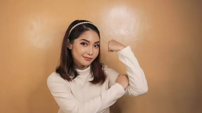 Seorang perempuan sedang mengangkat tangan (Foto Dok: Freepik/reezky11)