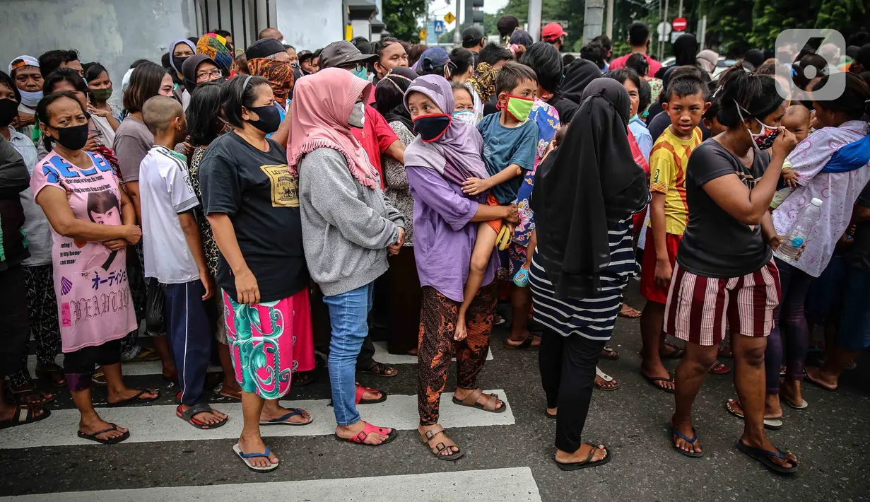 Warga mengantre nasi kotak serta masker dari TNI di Markas Komando Gabungan Wilayah I, Jakarta, Selasa (21/4/2020). Dalam rangka Hari Kartini, TNI membagikan makanan dan masker kepada masyarakat. (Liputan6.com/Faizal Fanani)