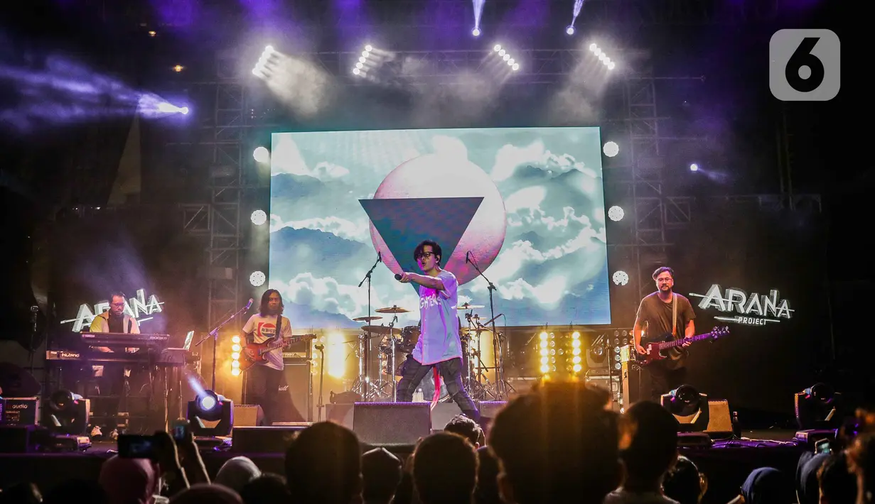 Musisi Armand Maulana bersama band Arana Project tampil dalam festival musik Love Fest di Istora Senaya, Jakarta, Sabtu (22/2/2020). Dalam penampilannya mereka membawakan sejumlah lagu seperti Januari milik band Gigi, bawa aku pergi, dan sebelah mata. (Liputan6.com/Faizal Fanani)