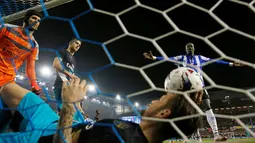 Kiper Arsenal Peter Cech hanya melihat bola yang masuk kegawangnya  pada babak keempat Piala Liga Inggris di Stadion Hillsborough, Rabu (28/10/2015) dini hari WIB. Arsenal 0-3. (Reuters / Lee Smith)