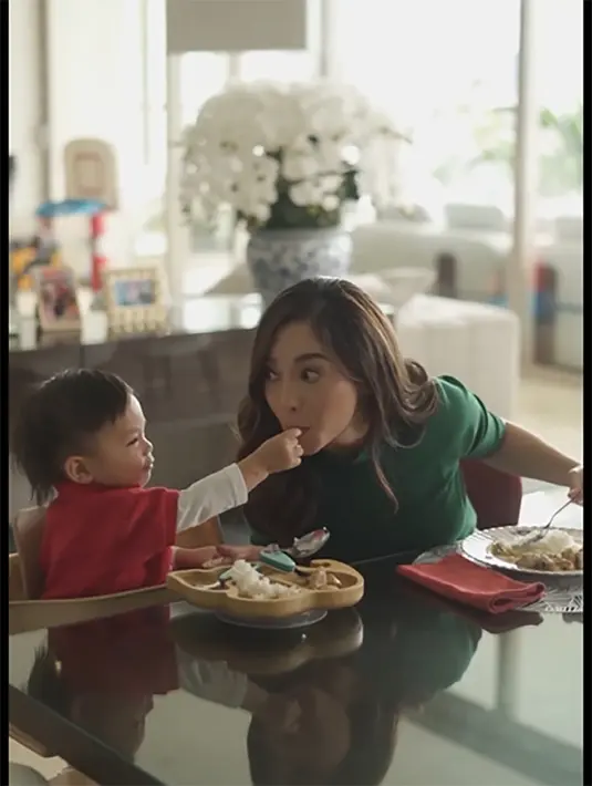 Dalam video singkatnya, bintang sinetron Cinta Nikita itu juga membagikan momen masak mengajak sang buah hati. Selesai masak, langsung makan bersama. Yang dimakan anaknya juga dimakan untuk dirinya. [Instagram/nikitawillyofficial94]