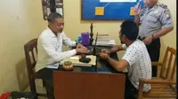 Dukun Palsu di Makassar dibekuk Polsek Ponrang Sulsel, Rabu (19/10/2016). (Eka Hakim/Liputan6.com)