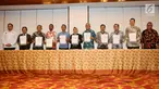 Ketua KPU Arief Budiman bersama panelis dan moderator debat keempat Pilpres 2019 memperlihatkan surat pakta integritas usai penandatanganan di Jakarta, Rabu (27/3). Penandatanganan pakta integritas ini merupakan bentuk komitmen menjaga independensi dan integritas debat. (Liputan6.com/Johan Tallo)