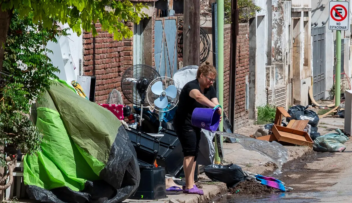 Banjir Argentina melanda pada Jumat (7/3/2025) lalu. Hujan yang turun dalam hitungan jam di dan sekitar Bahia Blanca, kota pelabuhan utama yang terletak di selatan Provinsi Buenos Aires, Argentina, membuat seluruh lingkungan terendam oleh air yang naik dengan cepat. (PABLO PRESTI/AFP)