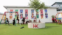 Anak-anak bermain di taman yang tersedia di kawasan Hunian Sementara (Huntara) di Jalan Kramat Raya, Jakarta, Selasa (8/9/2026). Fasilitas tersebut dapat dimanfaatkan warga untuk mendukung aktivitas sehari-hari di lingkungan hunian. (KLY/Budy Santoso)