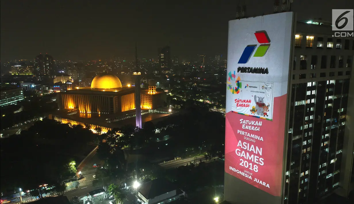 Foto aerial video mapping atau layar bergerak yang bertema Asian Games di Gedung Utama Pertamina, Jakarta, Kamis (5/7). Video mapping tersebut salah satu terobosan Pertamina untuk membantu mensosialisasikan Asian Games. (Liputan6.com/Arya Manggala)