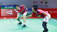 Mohammad Ahsan/Hendra Setiawan tampil luar biasa pada babak 32 besar Indonesia Masters 2023, Selasa (24/1/2023). Mereka mengalahkan pasangan ganda putra Jepang, Akira Koga dan Taichi Saito dengan tiga game. (Bola.com/Muhammad Iqbal Ichsan)