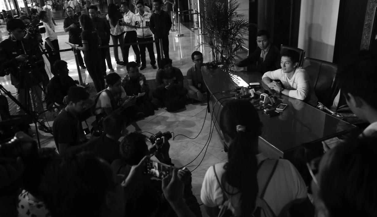 Pebalap Nasional, Rio Haryanto saat memberikan keterangan pers di Bandara Soekarno-Hatta, Cengkareng, Tangerang, Rabu (2/11/2015). (Bola.com/Nicklas Hanoatubun)