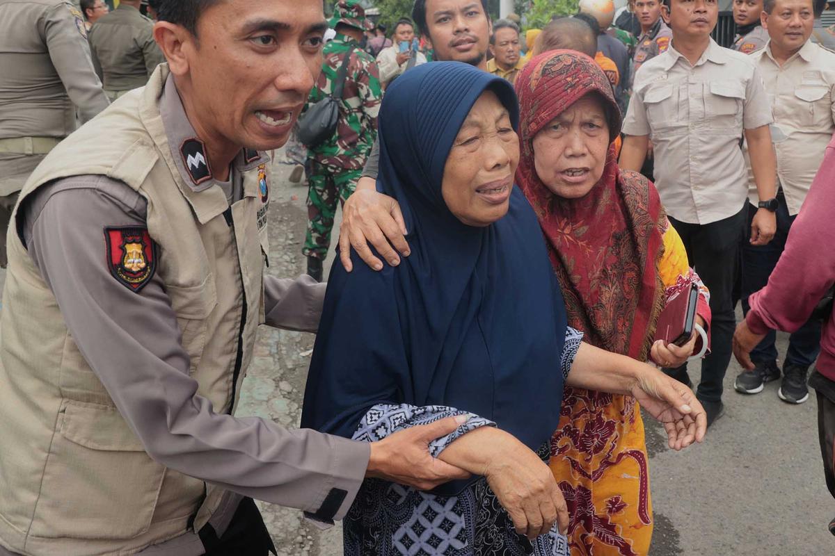 FOTO: Tangis Keluarga  Menunggu Santri Korban Musala Ambruk